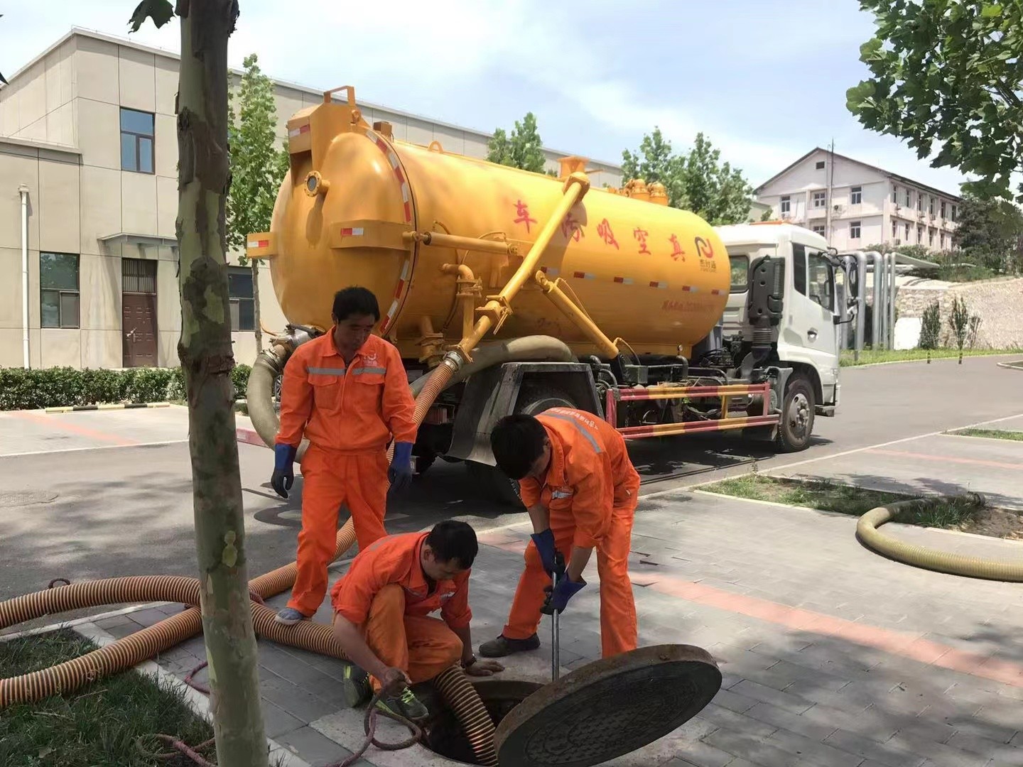 长汀管道疏通车停在窨井附近