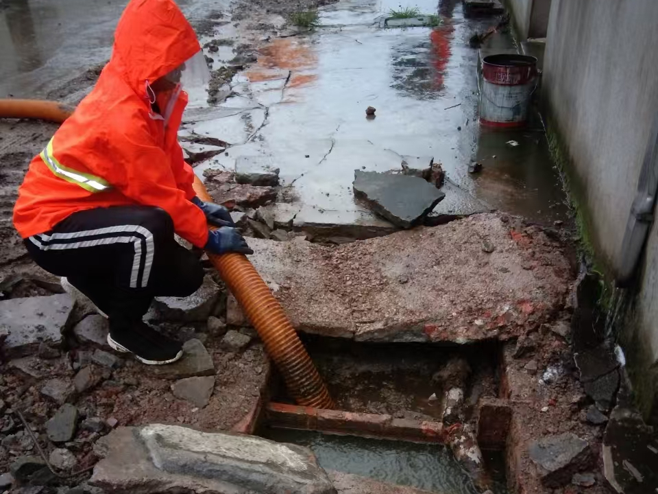 长汀专业清理污水池 炜誉市政以规范流程守护城市 “肠道”