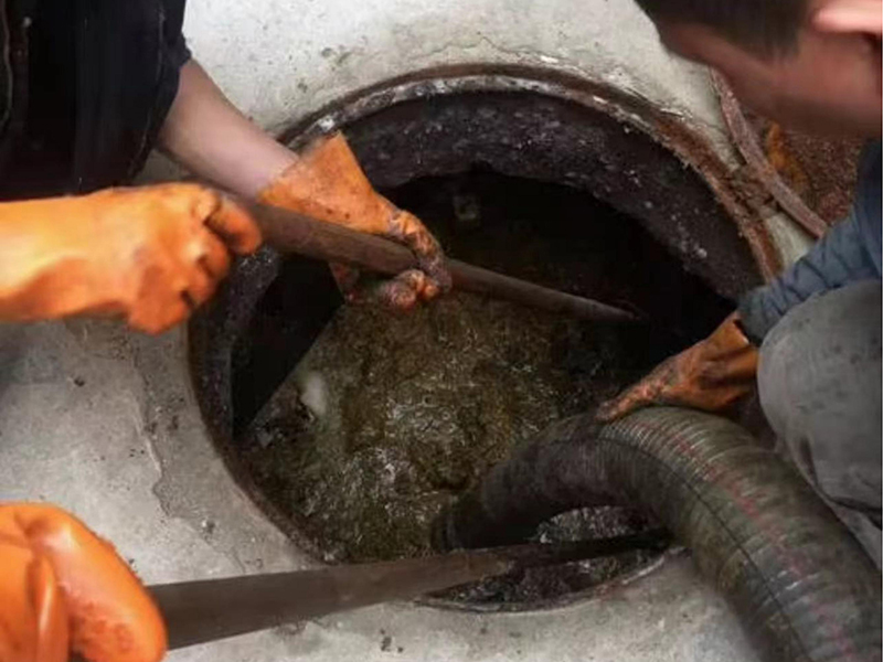 长汀清理化粪池时如何避免沼气的危害？